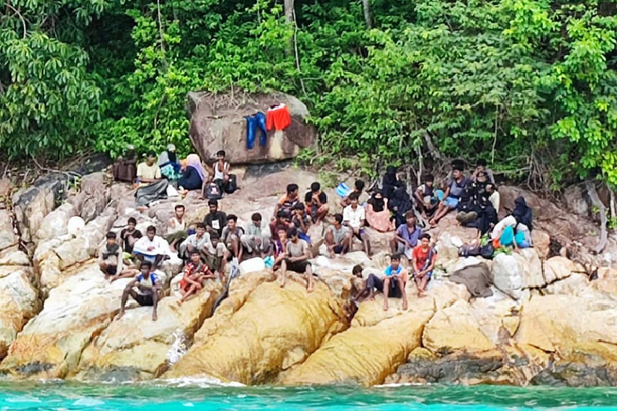 Thái Lan phát hiện 59 người bị bỏ rơi trên đảo - Ảnh 1.