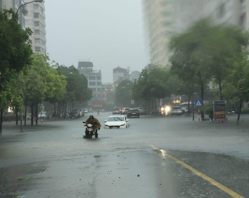 Hà Nội đón mưa dông trở lại, tình trạng ngập &quot;full&quot; thành phố sẽ tiếp tục tái diễn? - Ảnh 1.