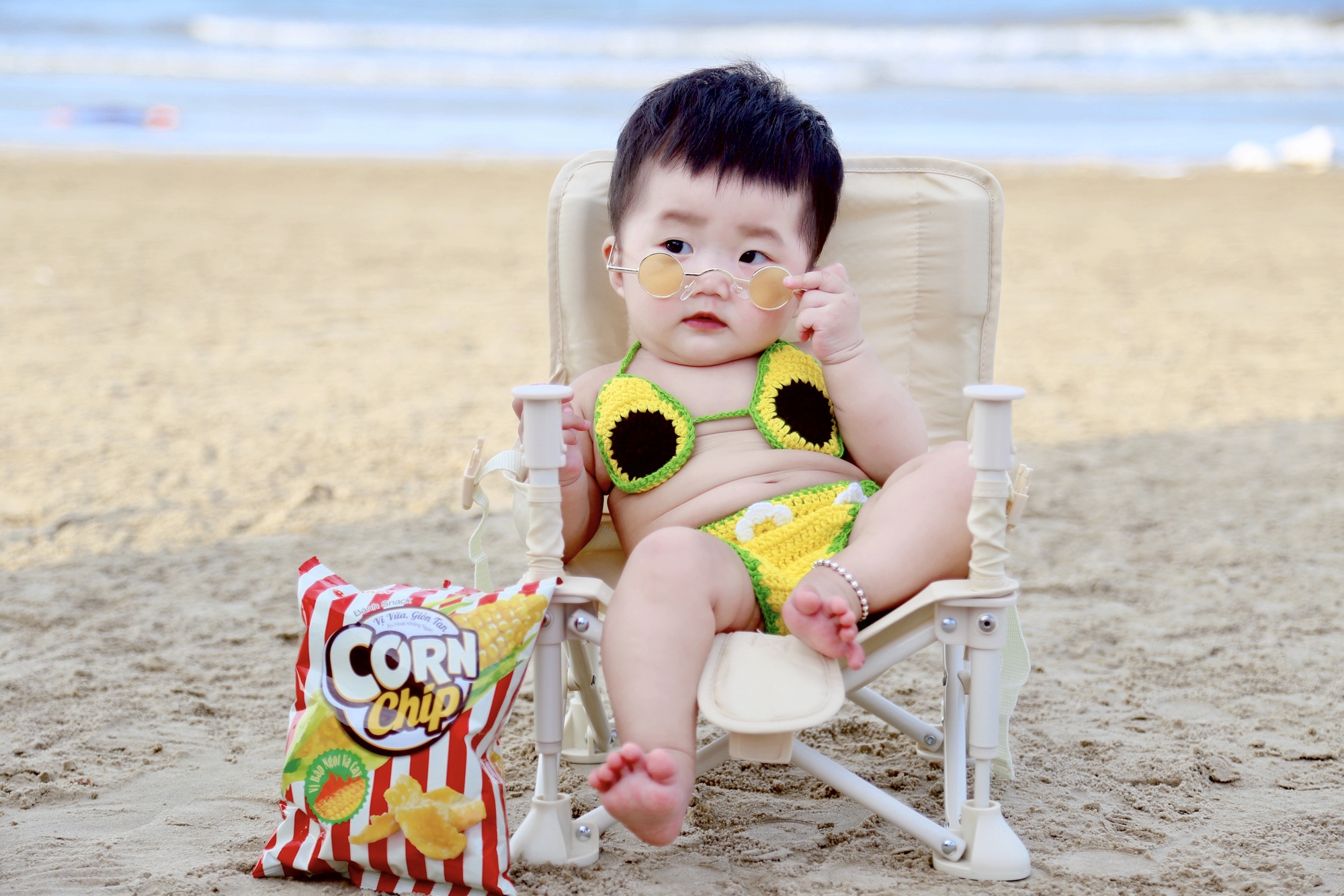 Được mẹ cho đi biển, bé gái 7 tháng tuổi tung bộ ảnh bikini lộ mỡ bụng siêu đáng yêu - Ảnh 1.