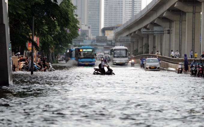 H&agrave; Nội đ&oacute;n mưa d&ocirc;ng trở lại, những địa điểm n&agrave;o dễ ngập nhất?