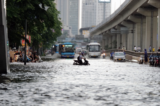 Hà Nội đón mưa dông trở lại, tình trạng ngập &quot;full&quot; thành phố sẽ tiếp tục tái diễn? - Ảnh 3.