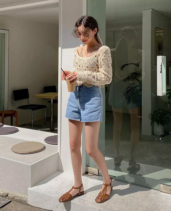 Kiểu sandals mốt nhất hè này, nàng diện ngày nắng hay mưa đều cực xinh - Ảnh 6. Kiểu sandals mốt nhất hè này, nàng diện ngày nắng hay mưa đều cực xinh - Ảnh 6.