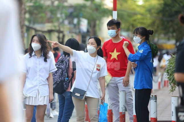 Photos of more than 3,700 candidates for the 10th grade exam at a specialized school in Hanoi - Photo 2.