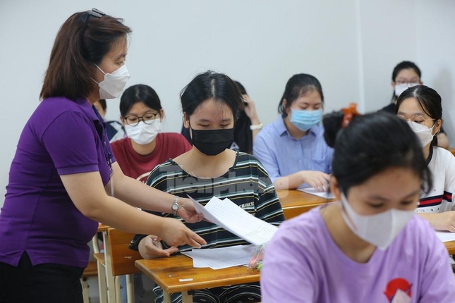 Photos of more than 3,700 candidates for the 10th grade exam at specialized schools in Hanoi - Photo 4.