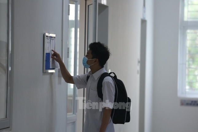 Photos of more than 3,700 candidates taking the 10th grade exam at a specialized school in Hanoi - Photo 3.