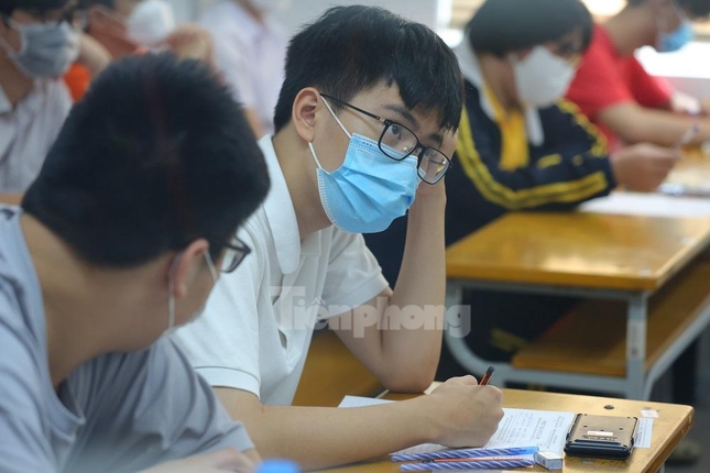 Photos of more than 3,700 candidates for the 10th grade exam at a specialized school in Hanoi - Photo 1.
