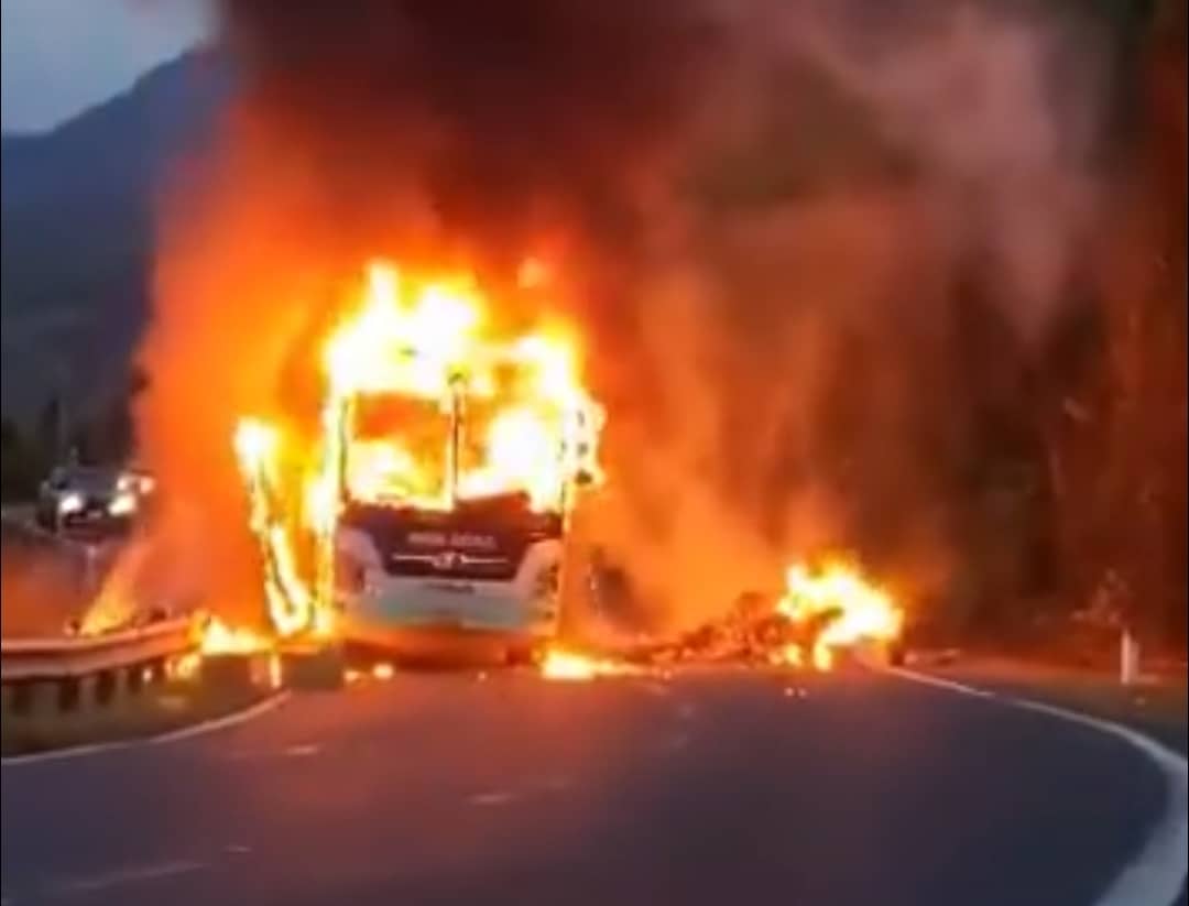 CLIP: A sleeper bus carrying 44 passengers caught fire on the pass - Photo 1.