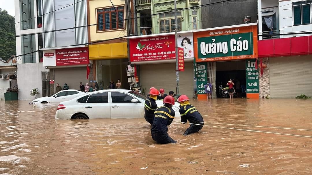 Son La mountain town was heavily flooded after heavy rain, soldiers evacuated people in torrential flood water - Photo 3.