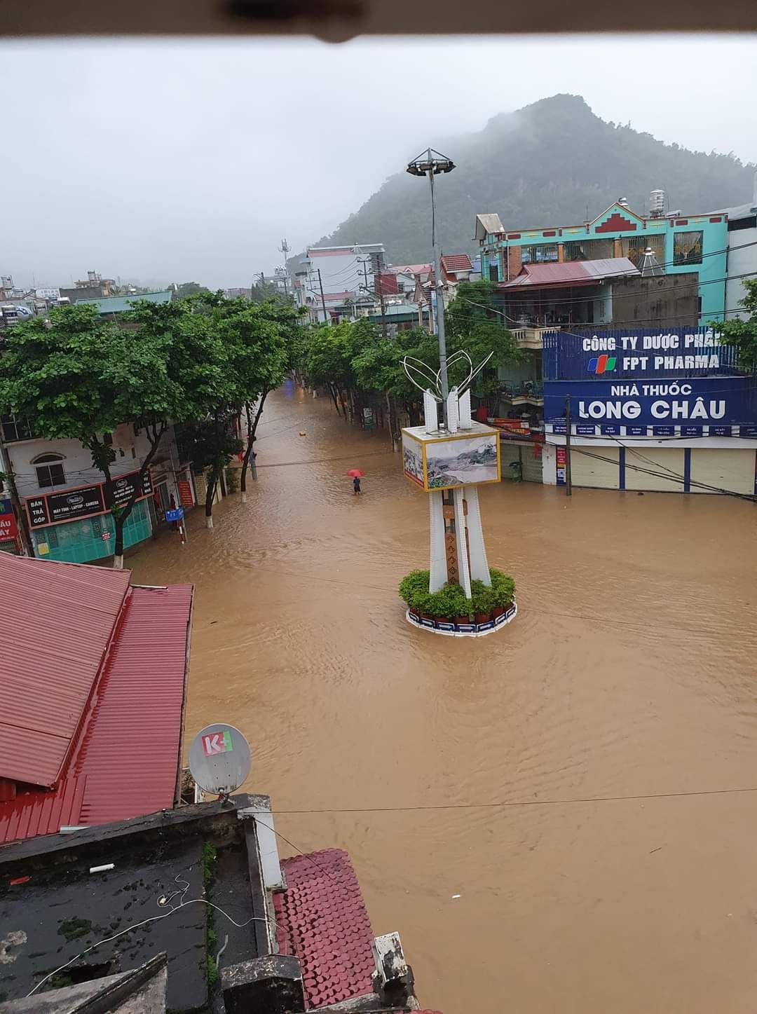 Son La mountain town was heavily flooded after heavy rain, soldiers evacuated people in torrential flood water - Photo 1.