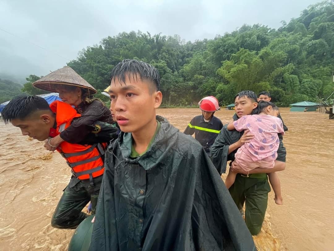 Son La mountain town was heavily flooded after heavy rain, soldiers evacuated people in torrential flood water - Photo 9.