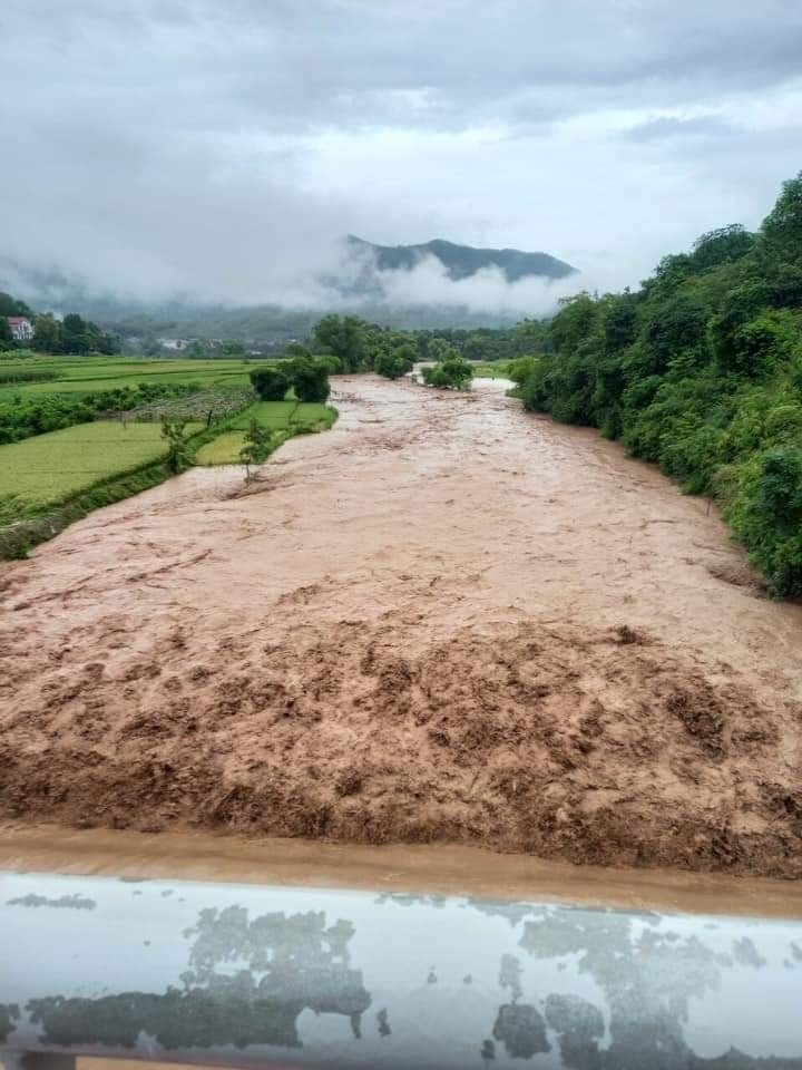 Son La mountain town was heavily flooded after heavy rain, soldiers evacuated people in torrential flood water - Photo 11.