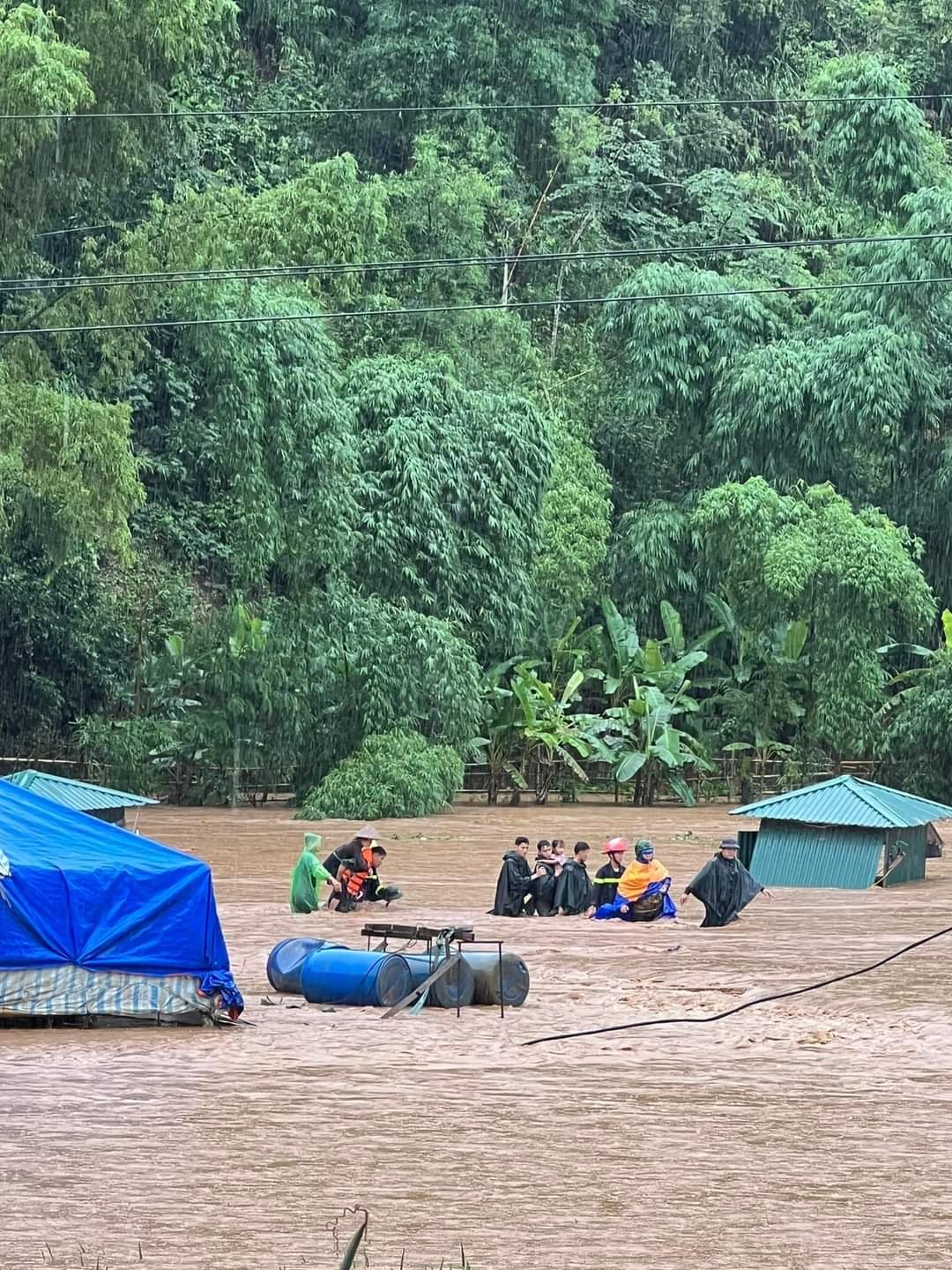 Son La mountain town was heavily flooded after heavy rain, soldiers evacuated people in torrential flood water - Photo 8.