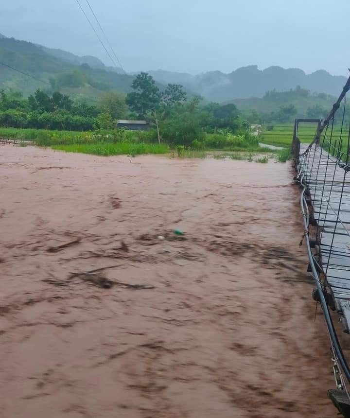 Son La mountain town was heavily flooded after heavy rain, soldiers evacuated people in torrential flood water - Photo 10.