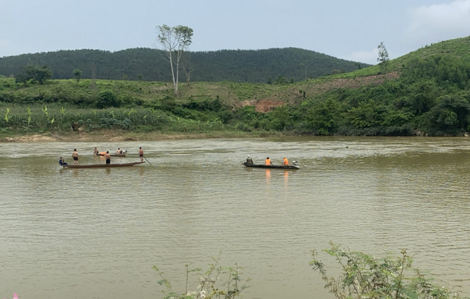 The boat capsized in the river, the wife was swept away by the water, the husband was saved - Photo 1.