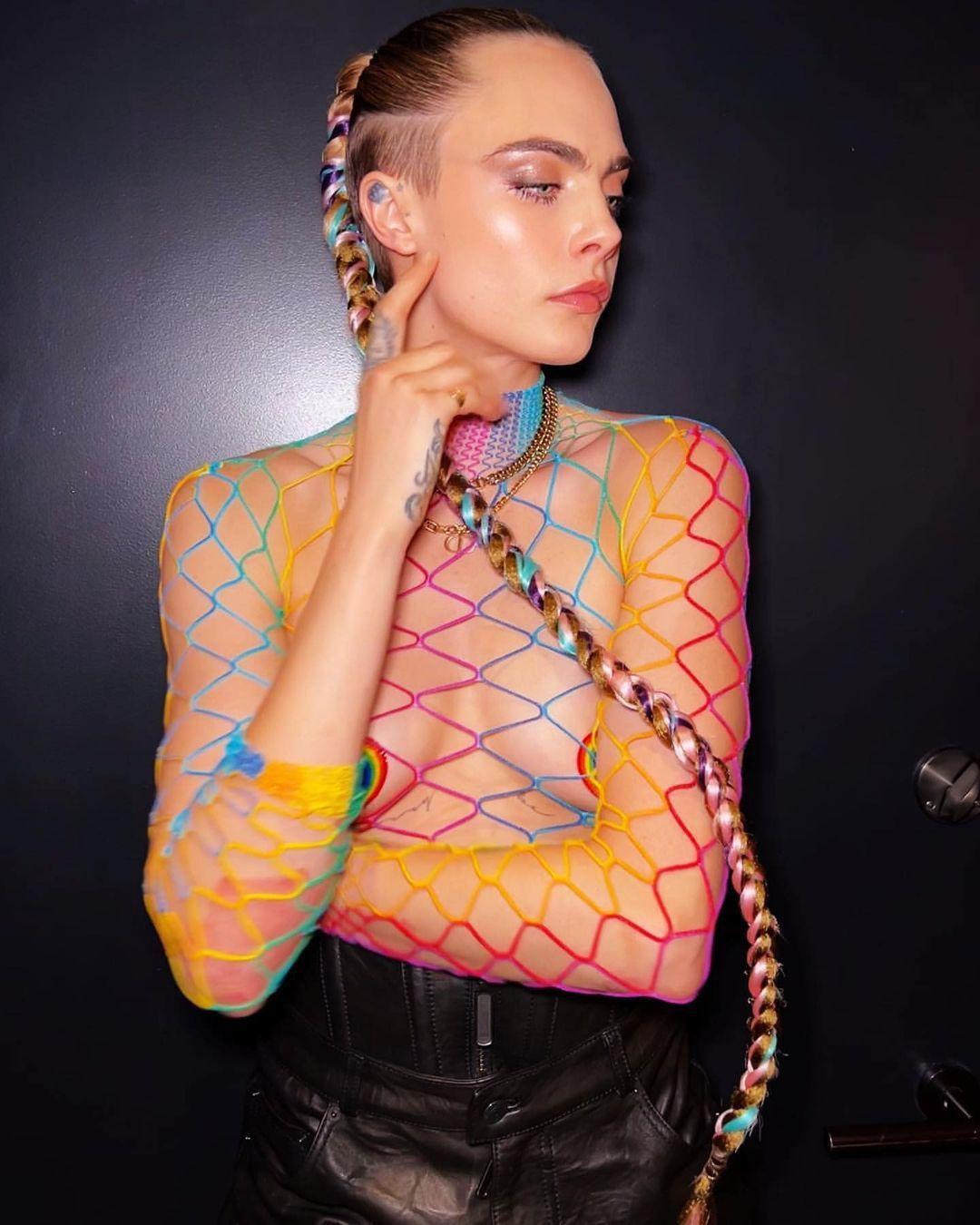 Siêu mẫu Cara Delevingne mặc áo lưới ‘có như không’ kỷ niệm Tháng Tự hào - Ảnh 2.