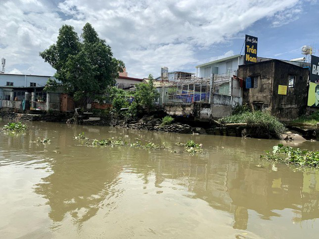 Many houses in Ho Chi Minh City are at risk of collapsing into the river - Photo 1.