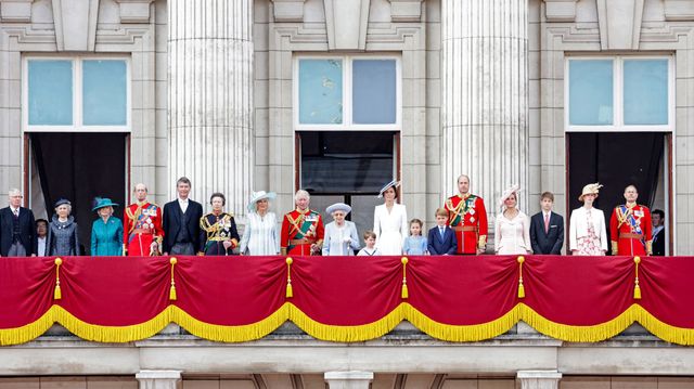 Động thái mới của Nữ hoàng Anh cho thấy tương lai của hoàng gia Anh sắp tới, phía Meghan phản ứng bất ngờ - Ảnh 1.