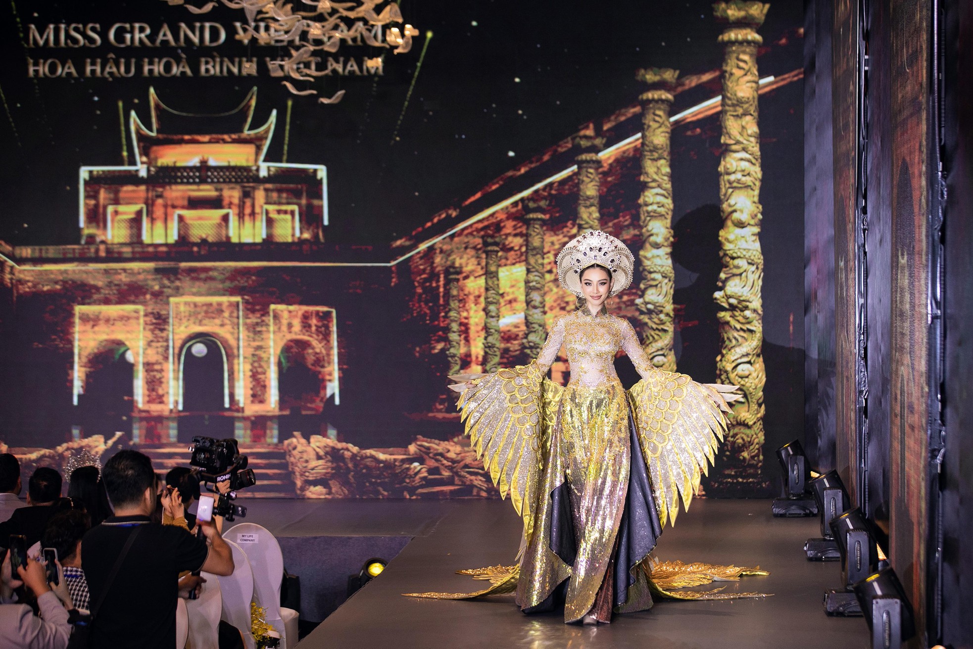 Thùy Tiên và Top 10 Miss Grand Thái Lan khiến khán giả mãn nhãn với màn trình diễn áo dài lộng lẫy - Ảnh 1.