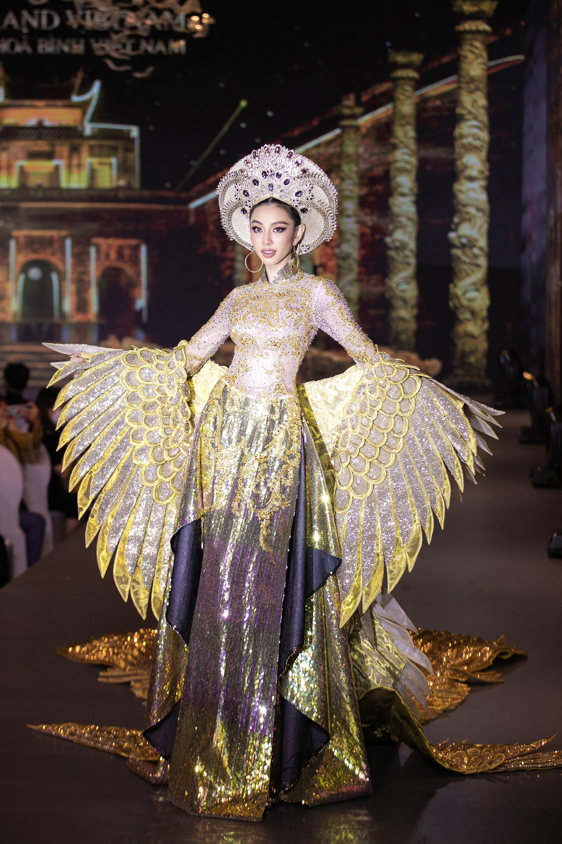 Thùy Tiên và Top 10 Miss Grand Thái Lan khiến khán giả mãn nhãn với màn trình diễn áo dài lộng lẫy - Ảnh 2.