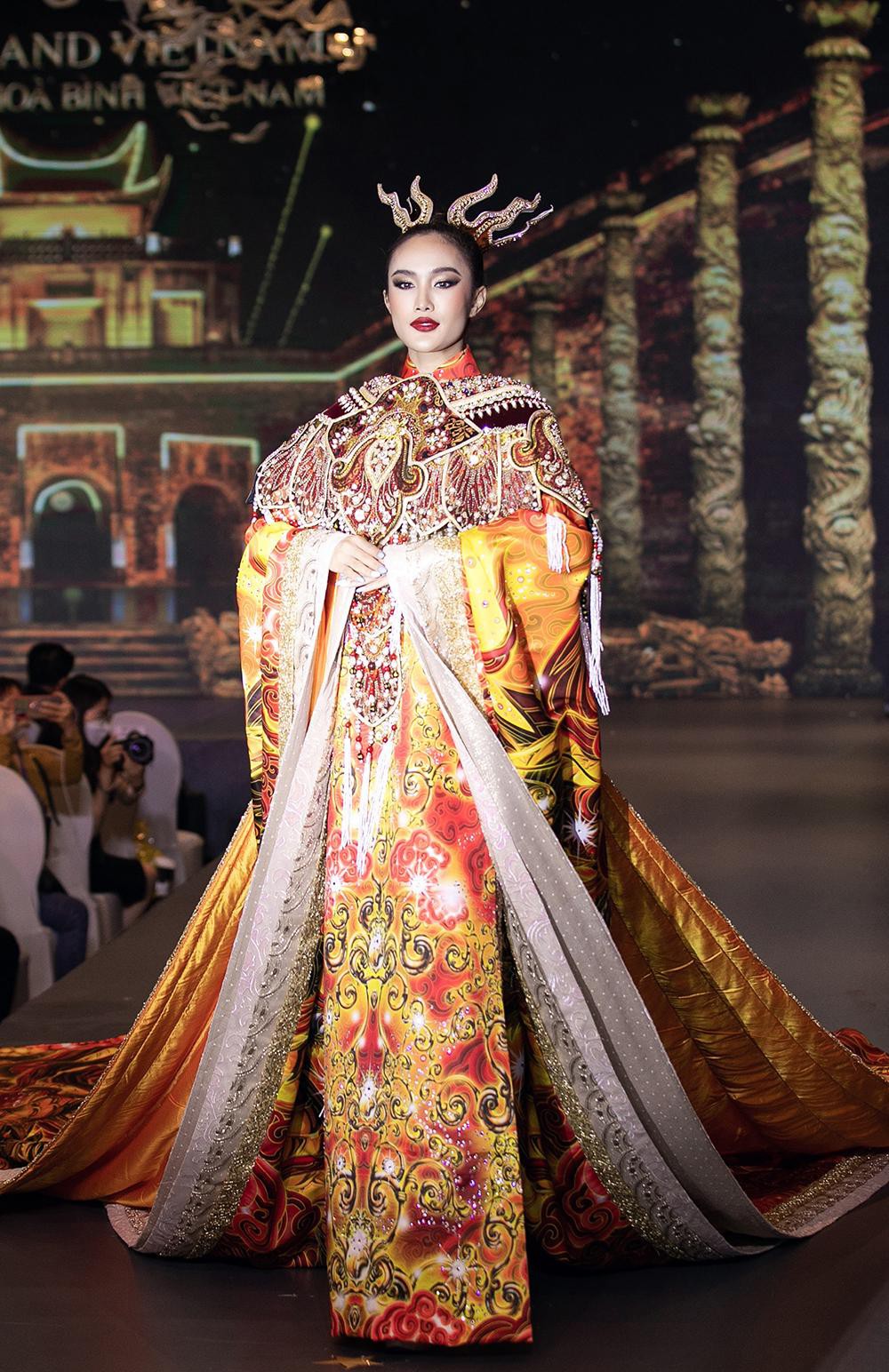Thùy Tiên và Top 10 Miss Grand Thái Lan khiến khán giả mãn nhãn với màn trình diễn áo dài lộng lẫy - Ảnh 11.