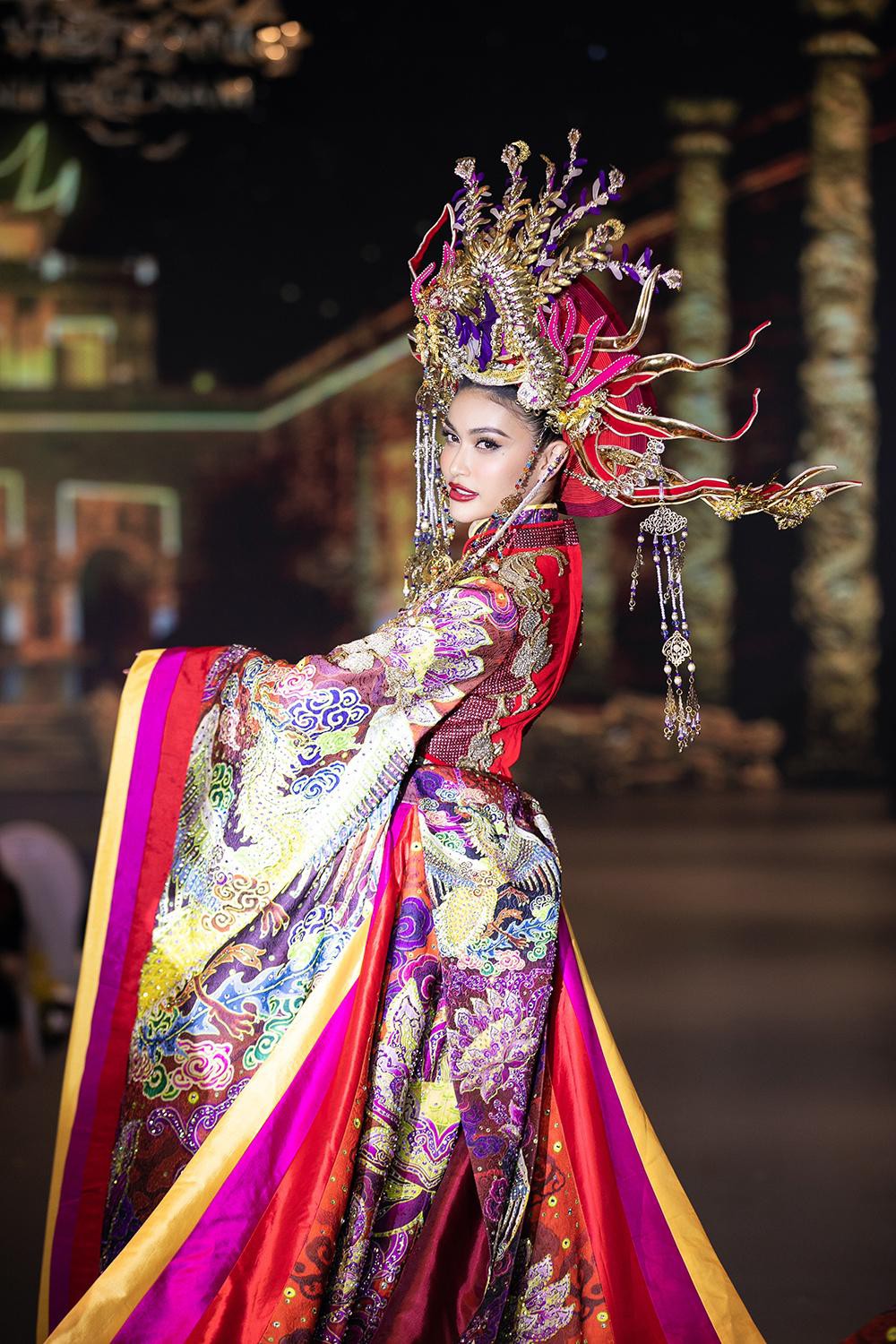 Thùy Tiên và Top 10 Miss Grand Thái Lan khiến khán giả mãn nhãn với màn trình diễn áo dài lộng lẫy - Ảnh 12.