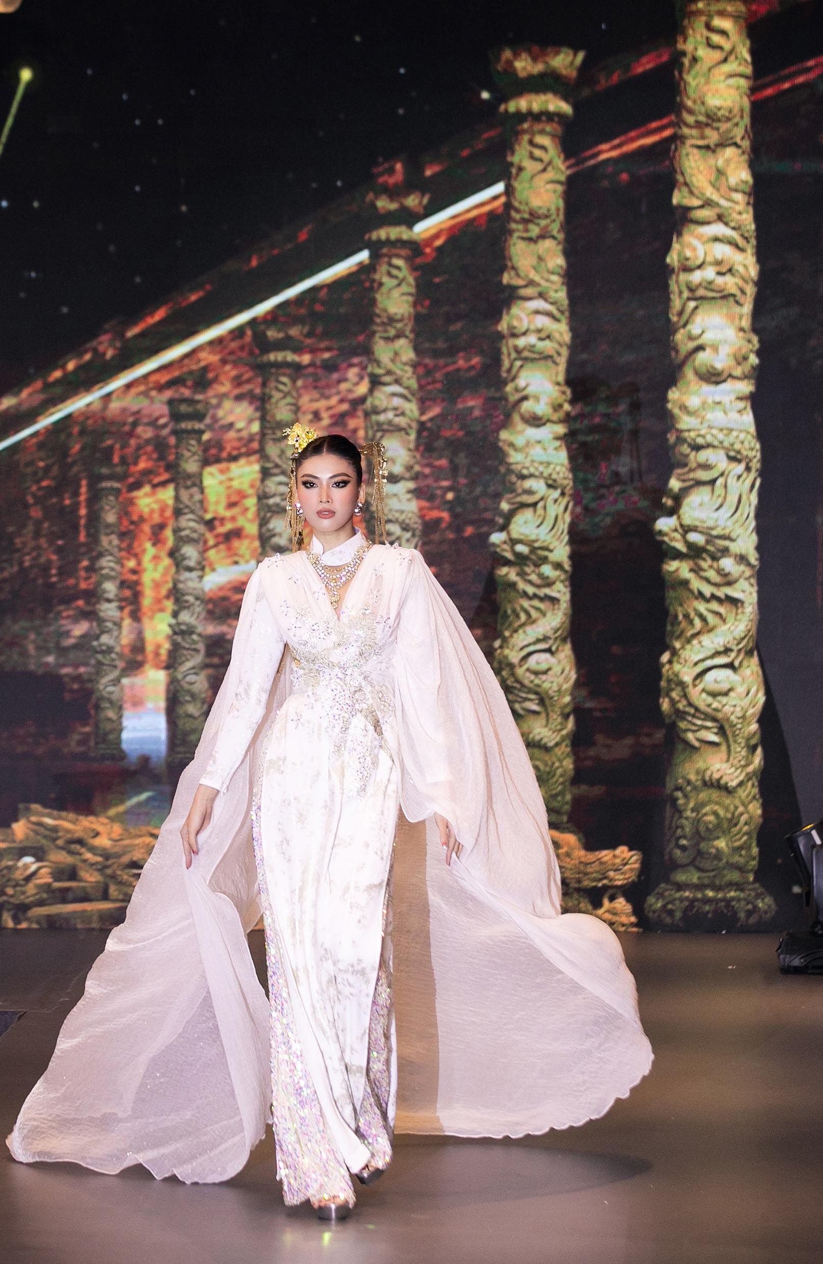 Thùy Tiên và Top 10 Miss Grand Thái Lan khiến khán giả mãn nhãn với màn trình diễn áo dài lộng lẫy - Ảnh 14.