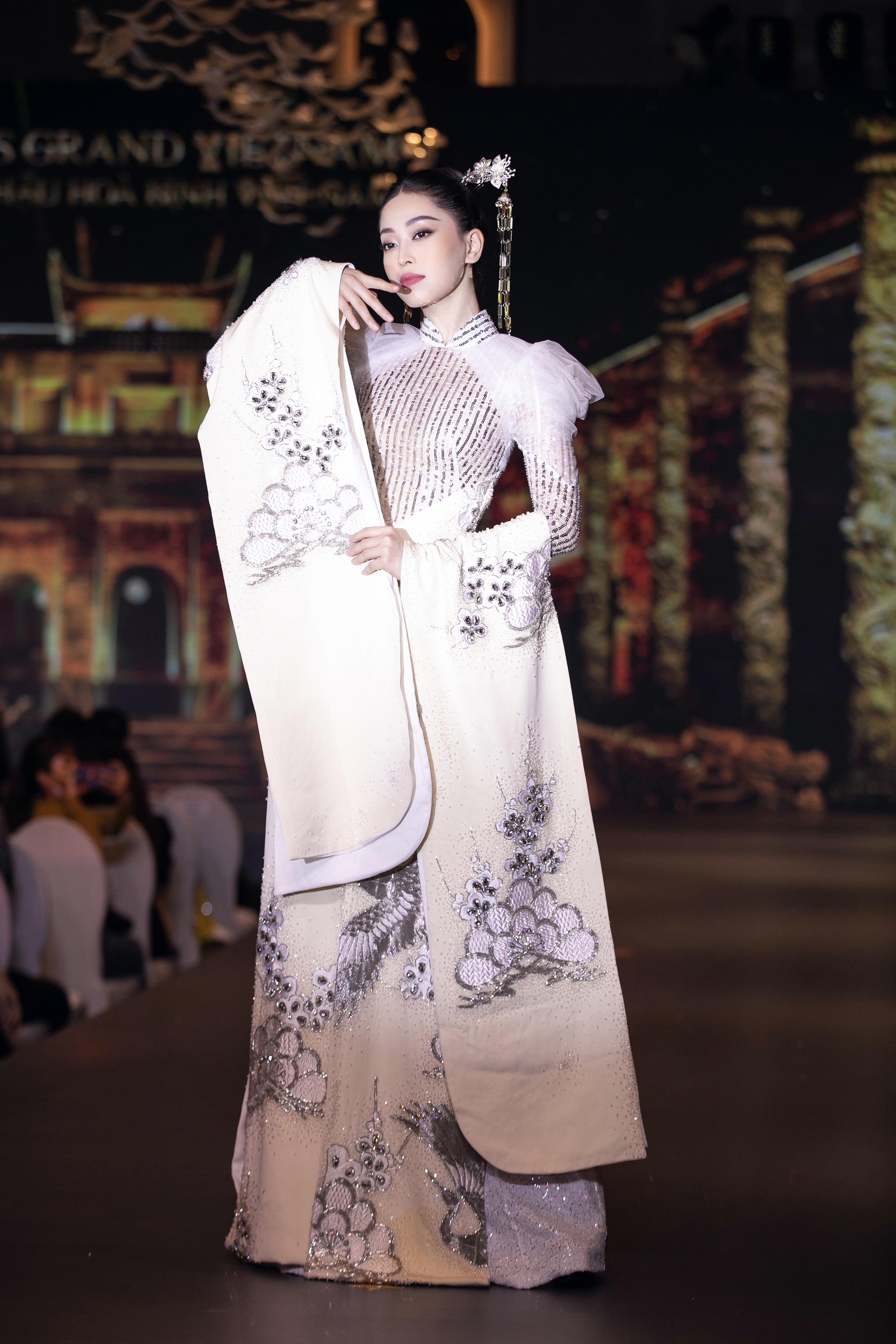 Thùy Tiên và Top 10 Miss Grand Thái Lan khiến khán giả mãn nhãn với màn trình diễn áo dài lộng lẫy - Ảnh 15.