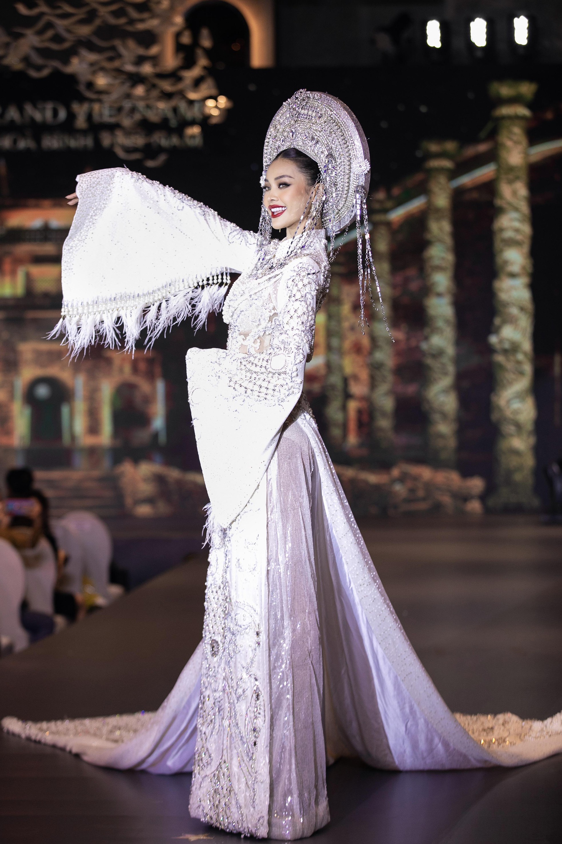 Thùy Tiên và Top 10 Miss Grand Thái Lan khiến khán giả mãn nhãn với màn trình diễn áo dài lộng lẫy - Ảnh 5.