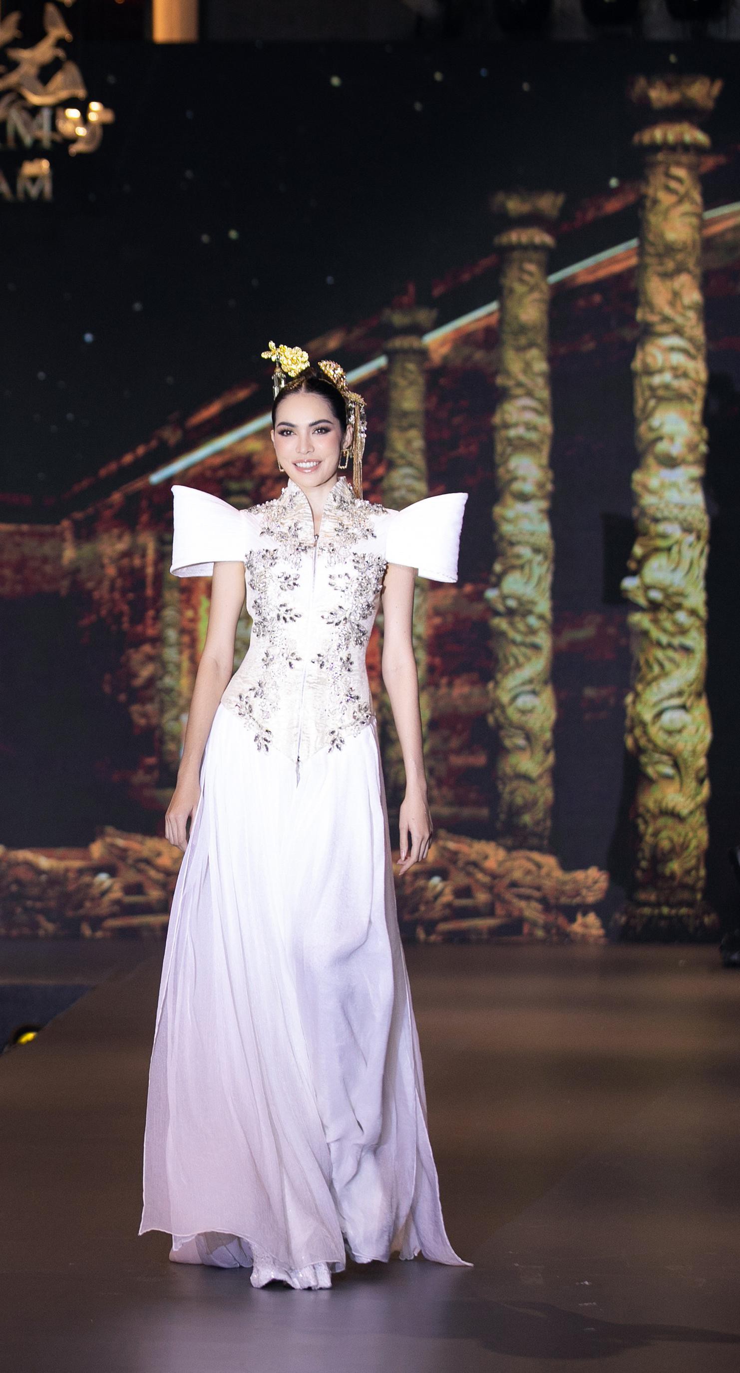 Thùy Tiên và Top 10 Miss Grand Thái Lan khiến khán giả mãn nhãn với màn trình diễn áo dài lộng lẫy - Ảnh 7.