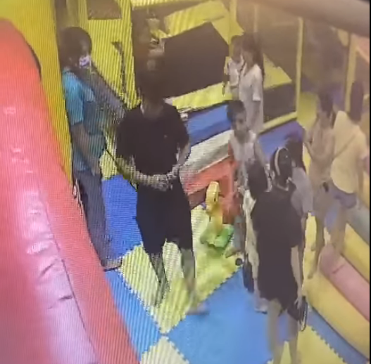 Find a man suspected of abusing a 4-year-old girl in the amusement park - Photo 1.