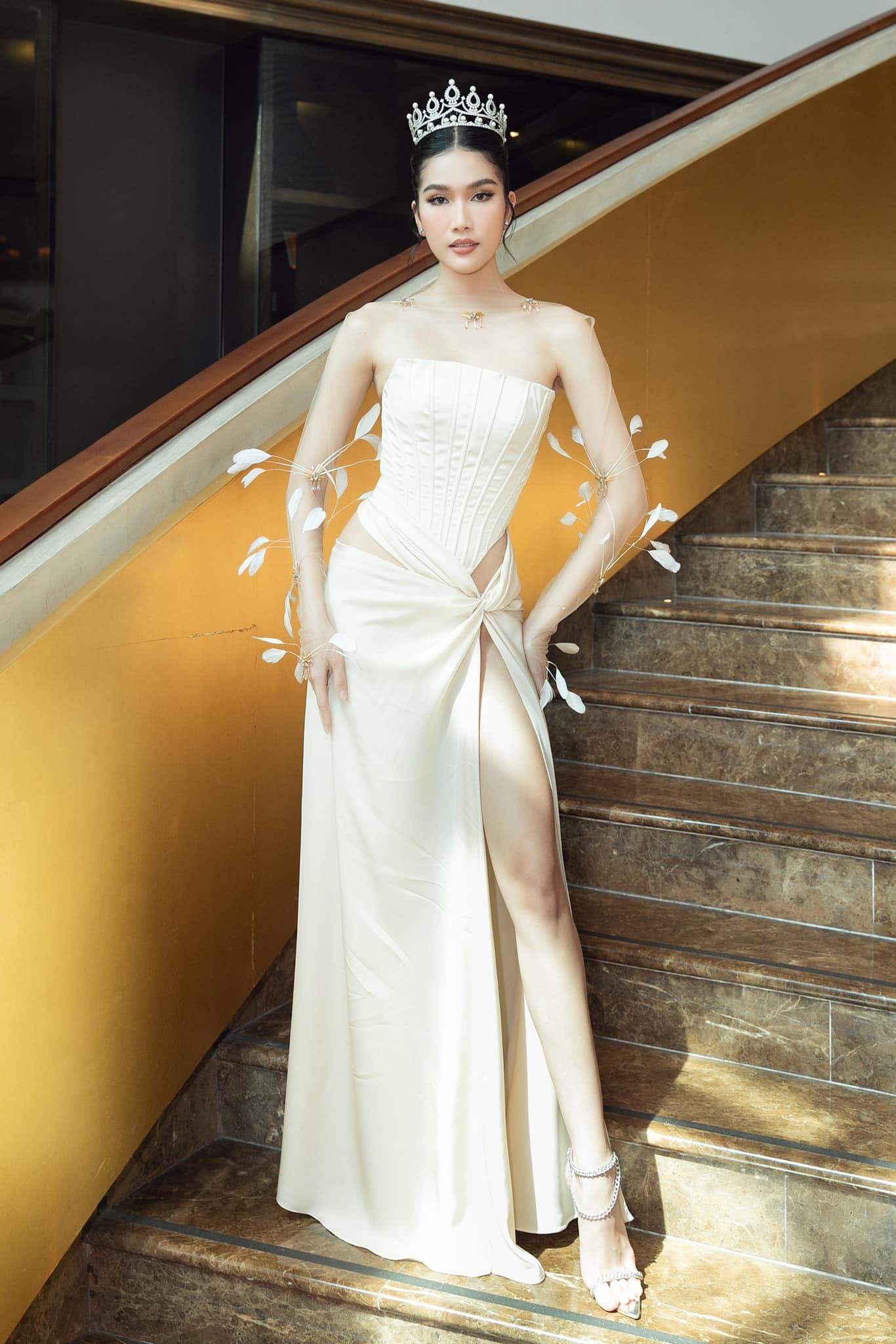 Á hậu Phương Anh lột xác với váy cut-out táo bạo, Kim Duyên mặc váy khoét hông nóng bỏng - Ảnh 1.