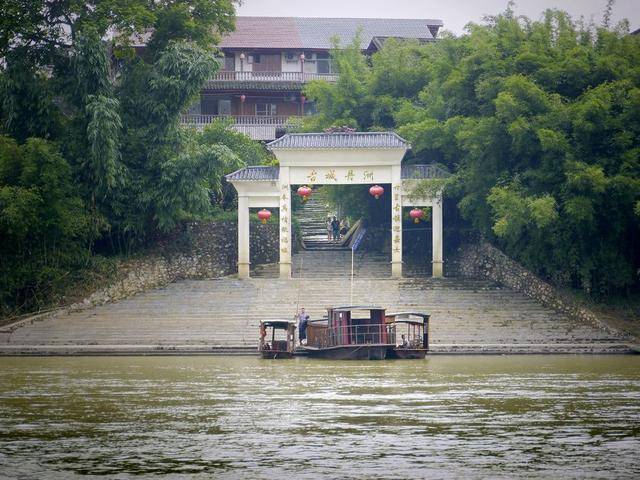 Thị trấn cổ kỳ lạ nổi trên mặt nước ở Trung Quốc: Du khách chỉ có thể đi thuyền, là thiên đường cho phụ nữ muốn giảm cân - Ảnh 2.