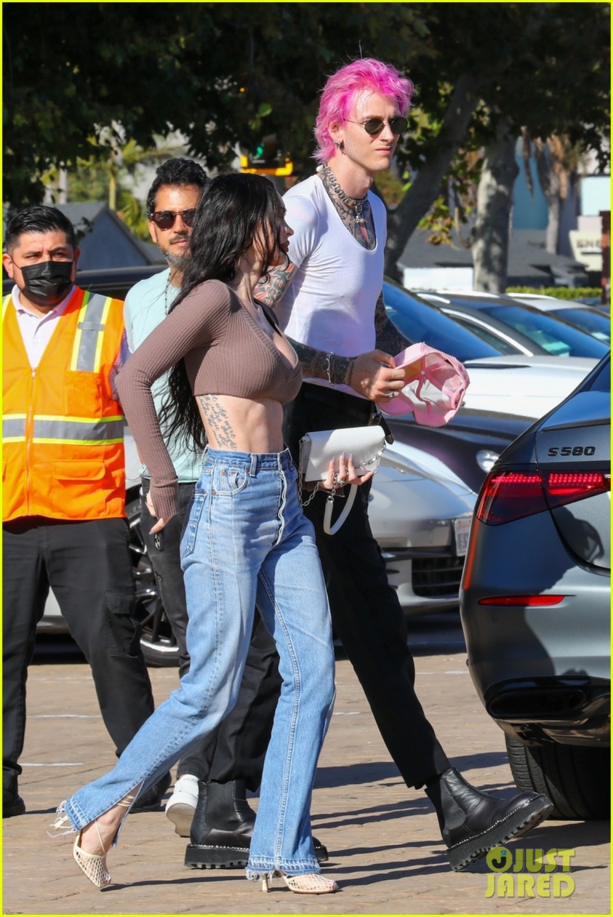 Megan Fox diện croptop gợi cảm đi ăn trưa cùng bạn trai tóc hồng - Ảnh 2.