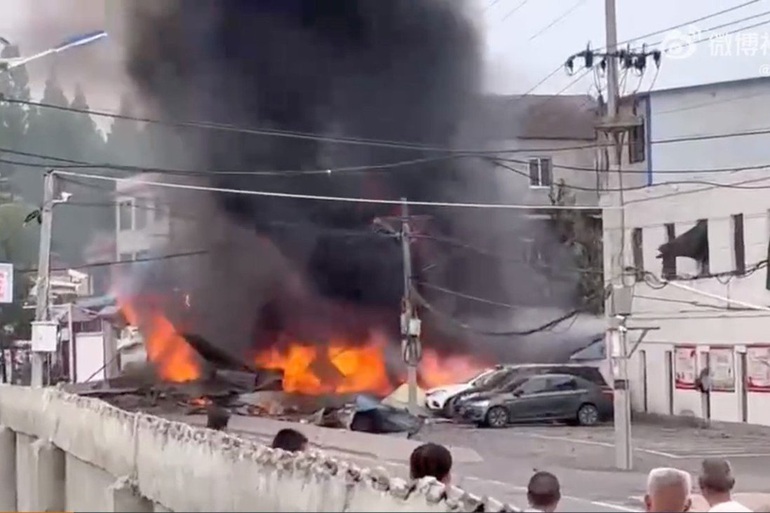 A Chinese fighter jet fell into a residential area and caught fire - Photo 2.