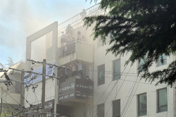 South Korea: The lawyer's office was on fire, 7 people in the room died together - Photo 2.