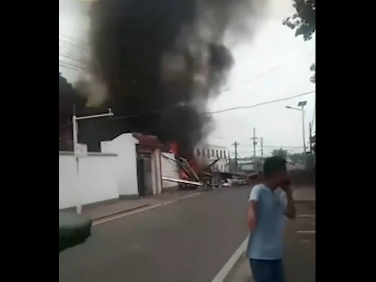 A Chinese fighter jet fell into a residential area and caught fire - Photo 3.