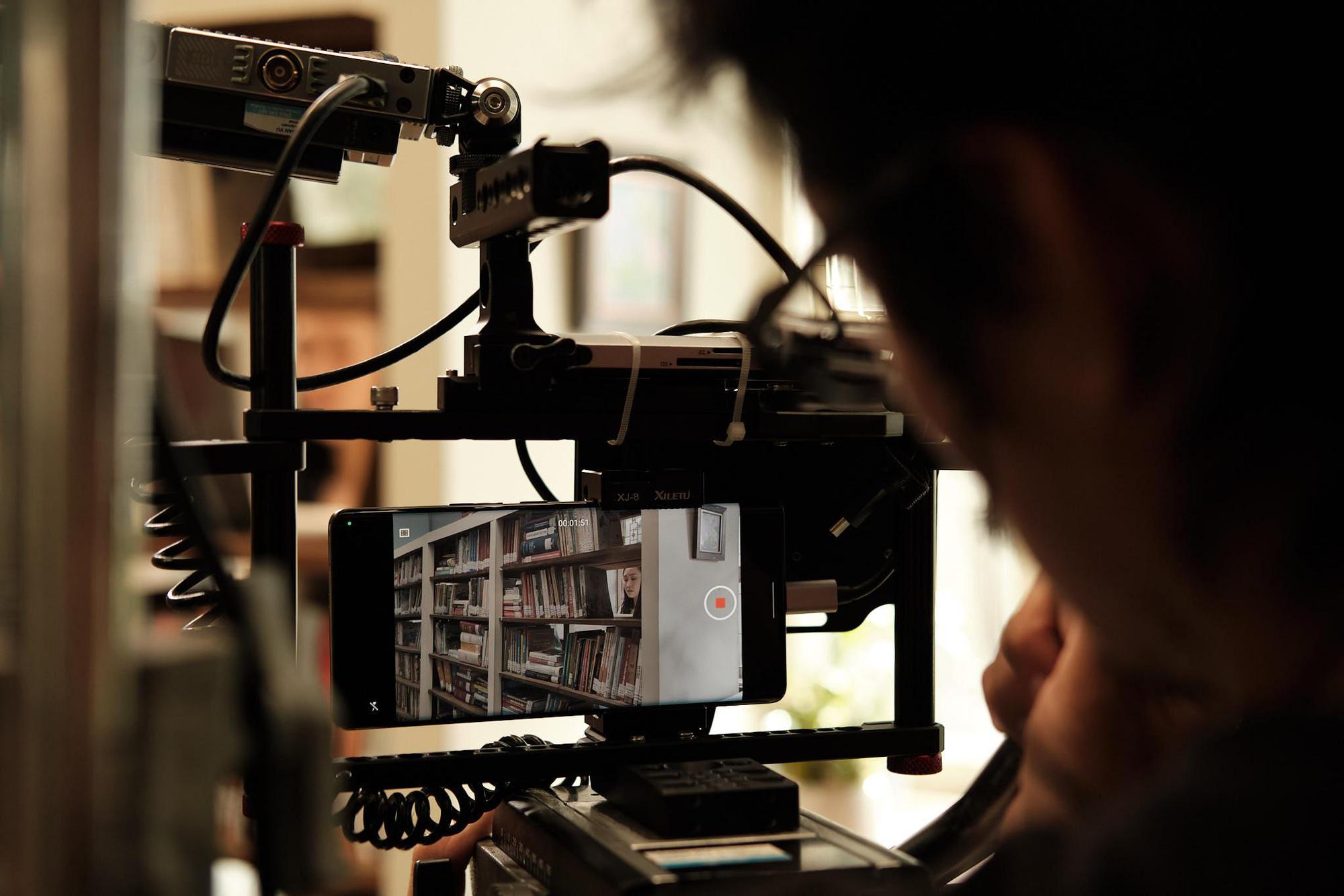 Lần đầu tiên một bộ phim điện ảnh Việt Nam chuyển thể từ tác phẩm nổi tiếng sẽ được quay hoàn toàn bằng điện thoại - Ảnh 4.