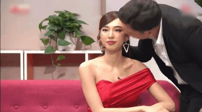 What do Miss Thuy Tien and Nha Phuong react to after the 