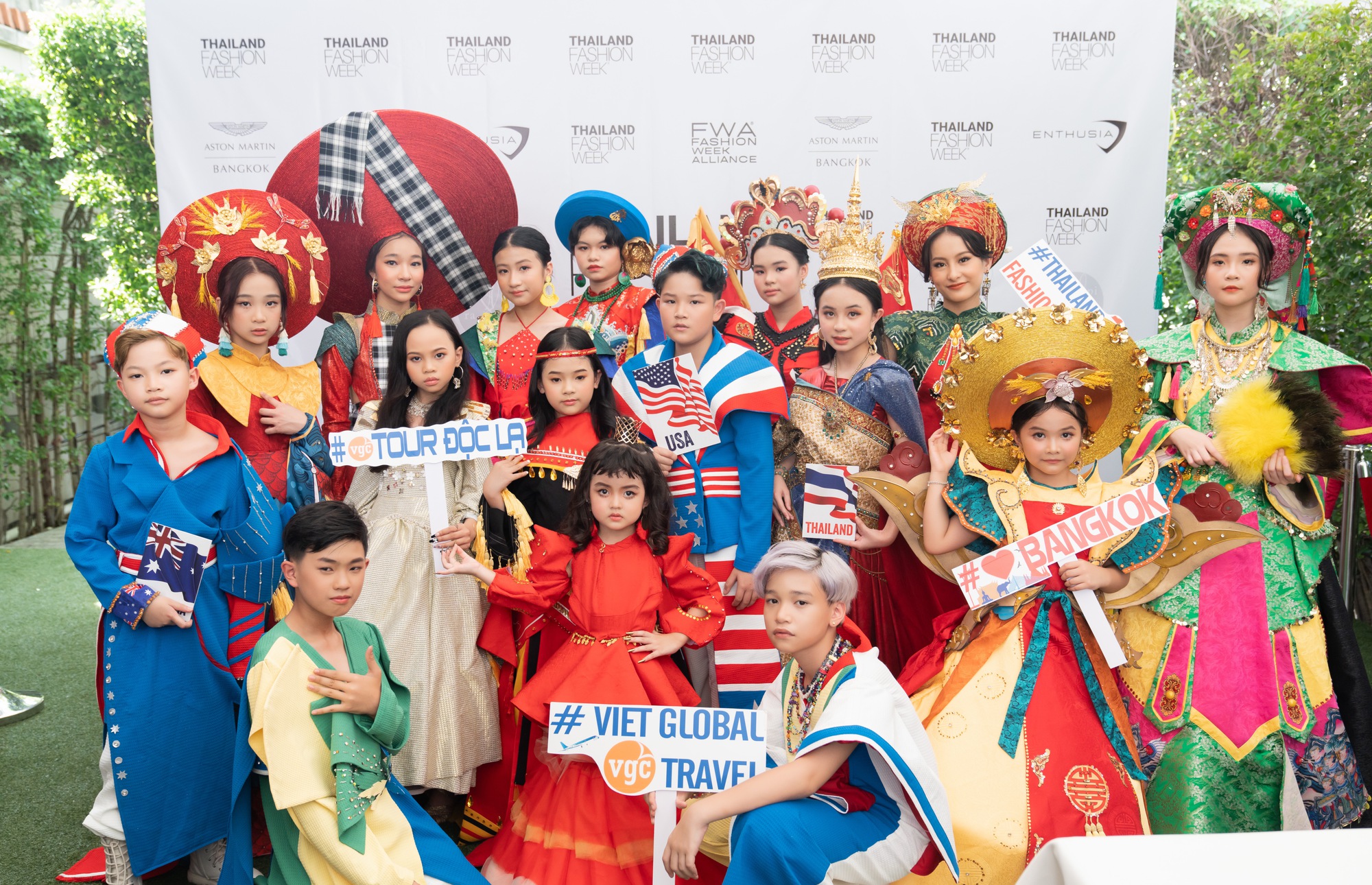 Việt Nam mở màn ấn tượng tại Thailand Fashion Week 2022 - Ảnh 2.