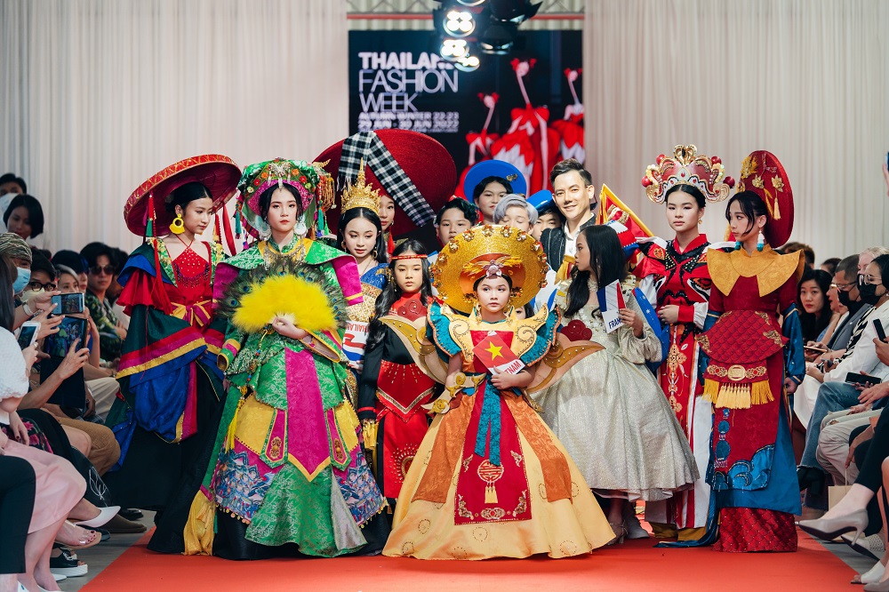 Thăng hoa cảm xúc với BST của 16 NTK trẻ Việt và NTK Đắc Ngọc tại Thailand Fashion Week 2022 - Ảnh 3.