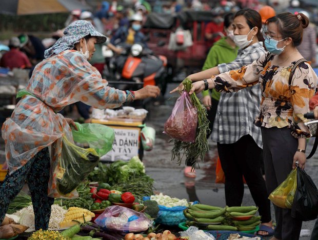  Bão giá đánh thẳng vào ví tiền chị em nội trợ: Người thắt lưng buộc bụng, kẻ quay cuồng làm thêm ngoài giờ - Ảnh 1.