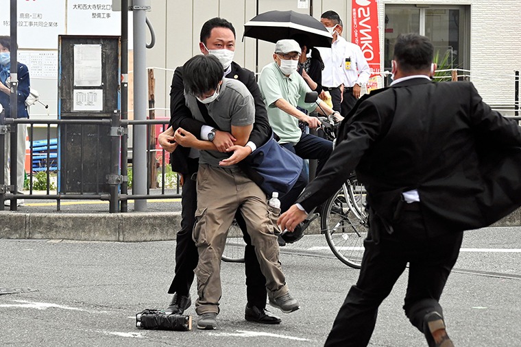 Chuyên gia chỉ ra vấn đề trong đảm bảo an ninh cho ông Shinzo Abe - Ảnh 3.