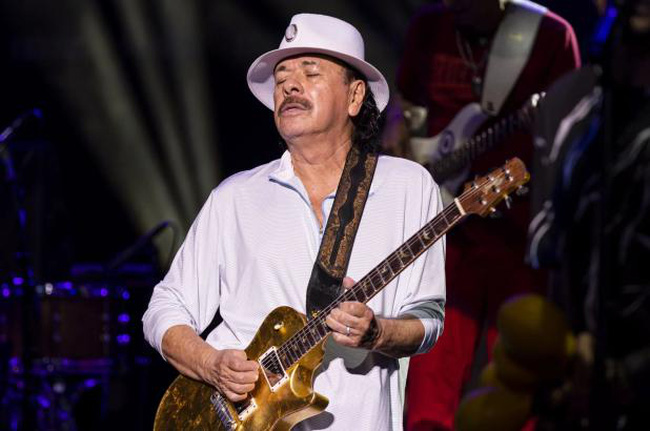 Carlos Santana hoãn sáu ngày lưu diễn sau khi gục ngã trên sân khấu - Ảnh 1.