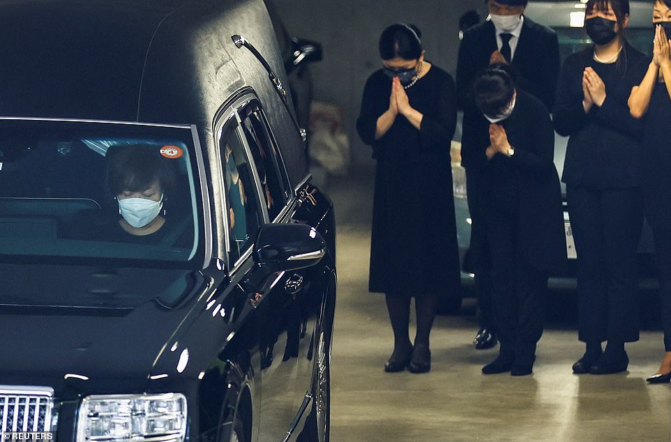 Nước mắt phu nhân Abe Akie trước tang lễ chồng, cố Thủ tướng Abe Shinzo - Ảnh 1.
