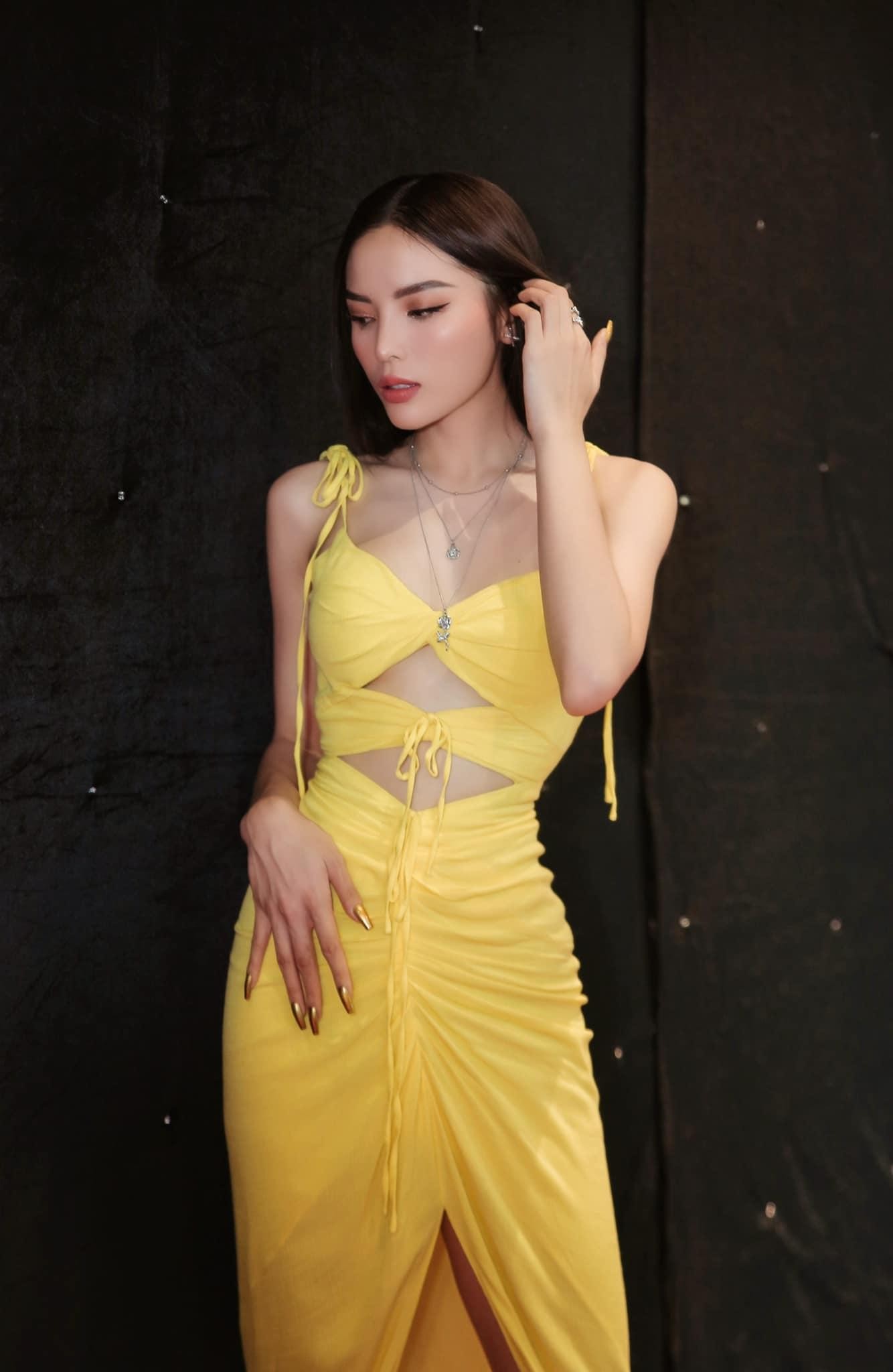 Kỳ Duyên thả dáng nóng bỏng với váy cut-out, Khánh Vân mặc váy dạ hội sexy cách điệu từ áo tắm - Ảnh 1.