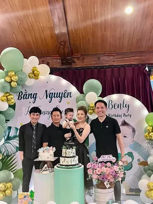 Bằng Kiều xuất hiện bên bạn gái mới và con trai thứ 4 - Ảnh 1. Bằng Kiều xuất hiện bên bạn gái mới và con trai thứ 4 - Ảnh 1.