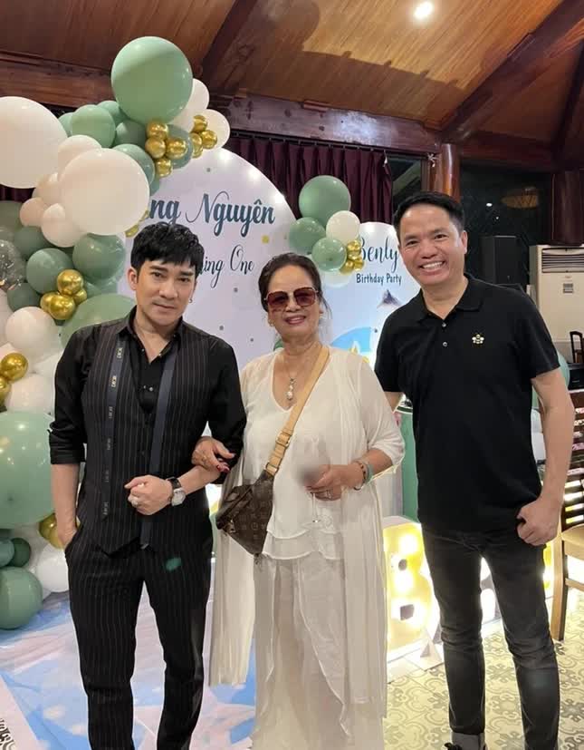 Bằng Kiều xuất hiện bên bạn gái mới và con trai thứ 4 - Ảnh 2. Bằng Kiều xuất hiện bên bạn gái mới và con trai thứ 4 - Ảnh 2.