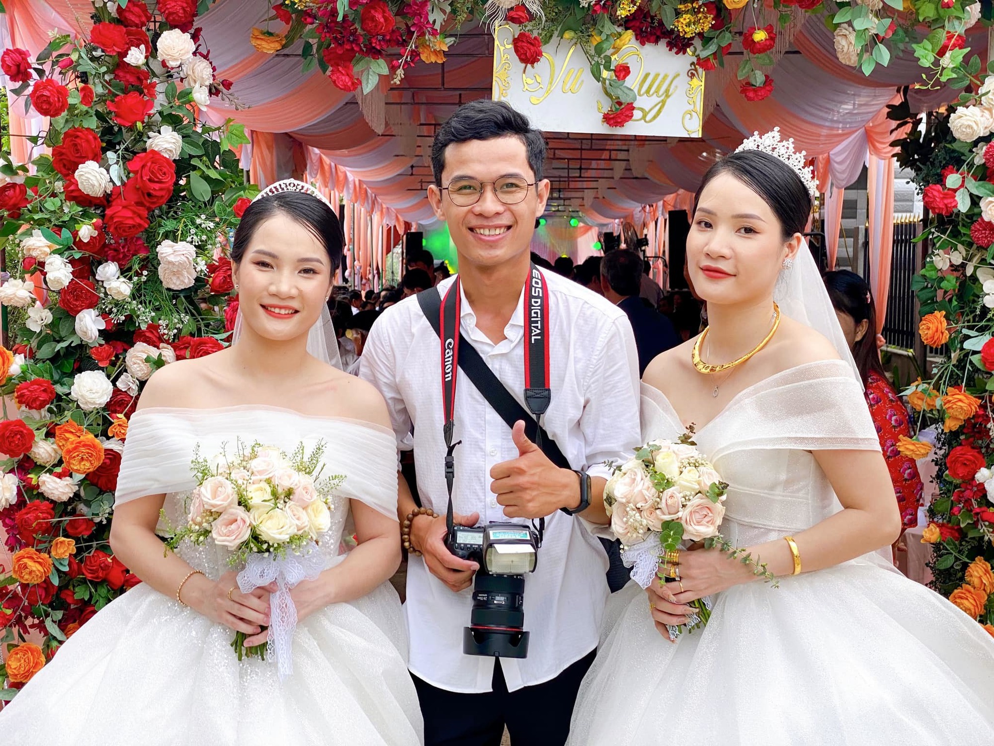 Chị em song sinh lên ‘xe hoa’ cùng ngày ở Quảng Nam: 'Chuẩn bị đồ cưới lộn xộn nhưng may mắn thành công tốt đẹp!' - Ảnh 1.