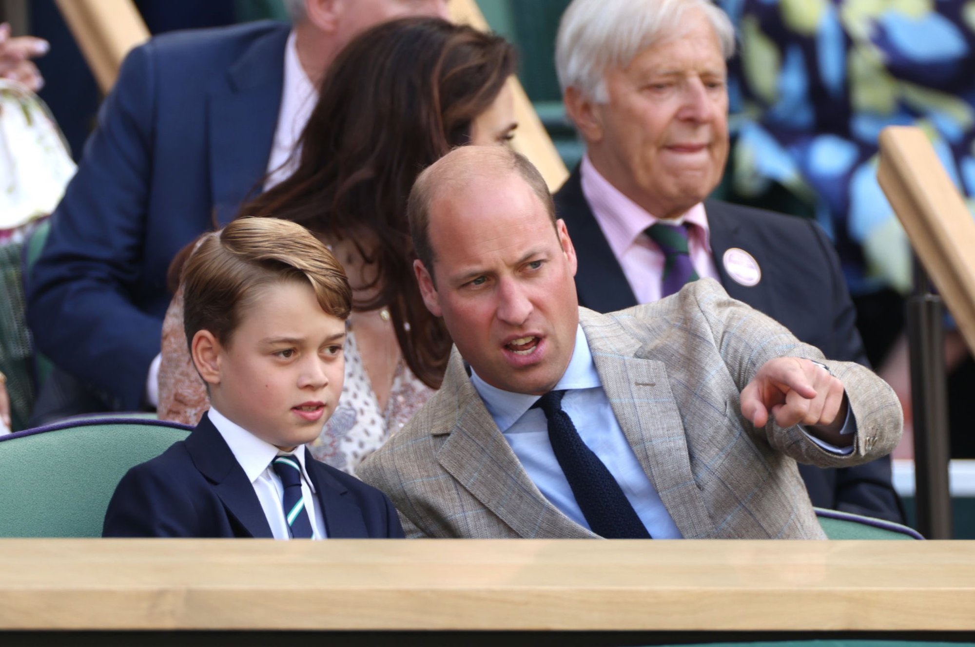 ジョージ王子は大人に扮したときに熱く叫び、さまざまな意見を促します-写真1。 ジョージ王子は大人に扮したときに熱く叫び、さまざまな意見を促します-写真1。