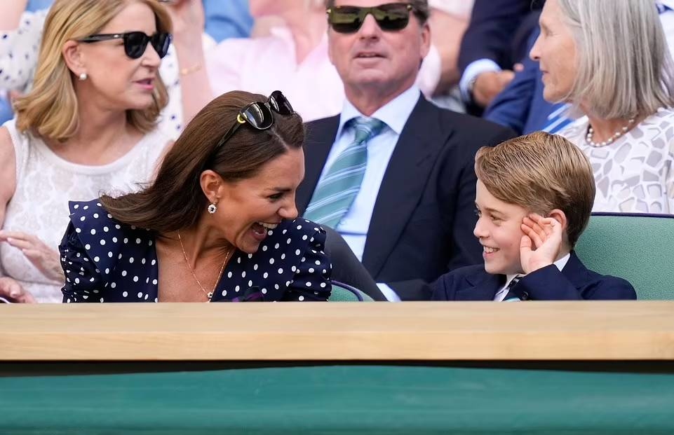 Hoàng tử George gây bão truyền thông với loạt biểu cảm hài hước khi lần đầu tiên xem quần vợt cùng cha mẹ - Ảnh 1.